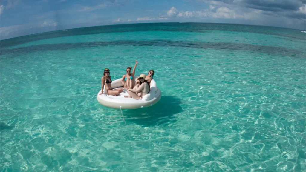 women-in-the-beache-1536x864