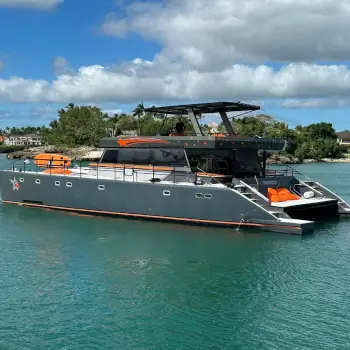 Easy Escape Motor Catamaran – Comfort, Space, and Smooth Sailing