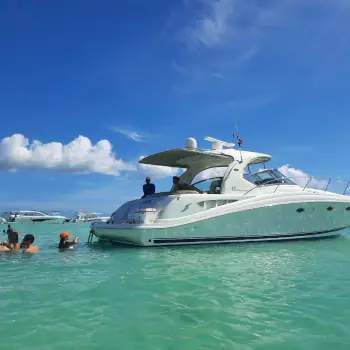 Sea Ray Sundancer 420 – Intimate Luxury Yacht Charter in La Romana